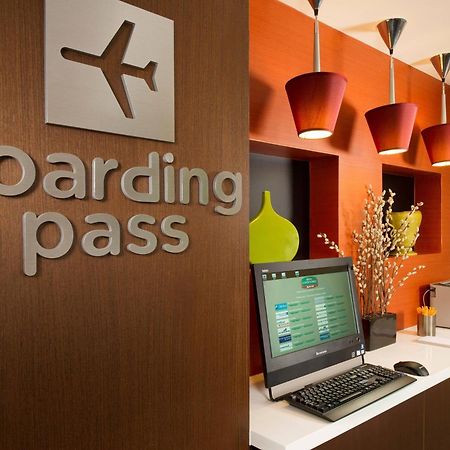 Courtyard By Marriott Waldorf Hotel Buitenkant foto
