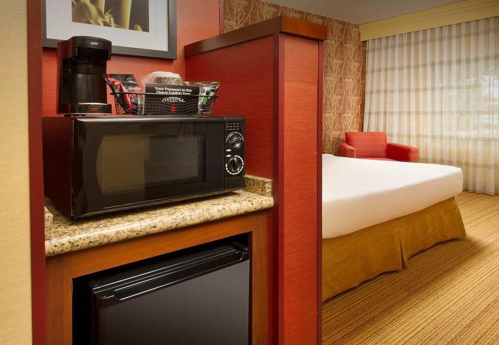 Courtyard By Marriott Waldorf Hotel Buitenkant foto