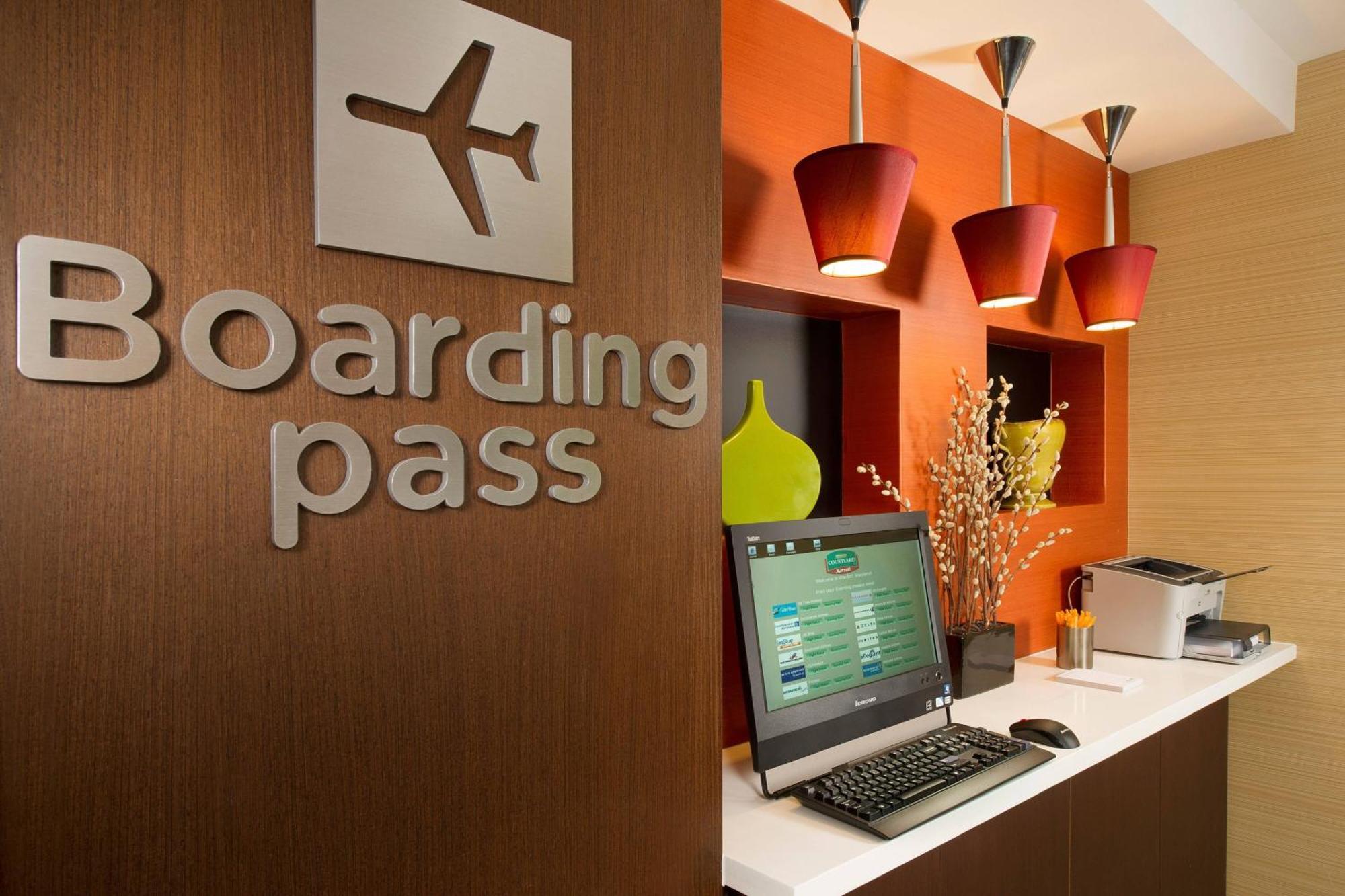 Courtyard By Marriott Waldorf Hotel Buitenkant foto