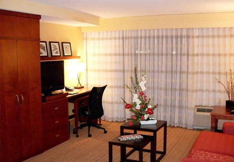 Courtyard By Marriott Waldorf Hotel Buitenkant foto