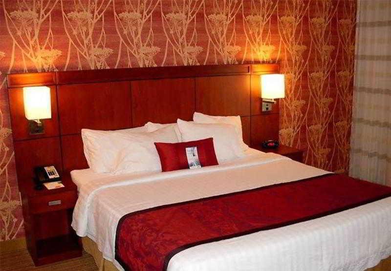 Courtyard By Marriott Waldorf Hotel Buitenkant foto