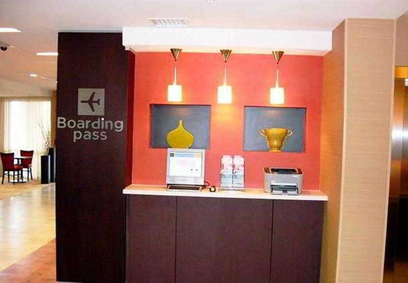 Courtyard By Marriott Waldorf Hotel Buitenkant foto